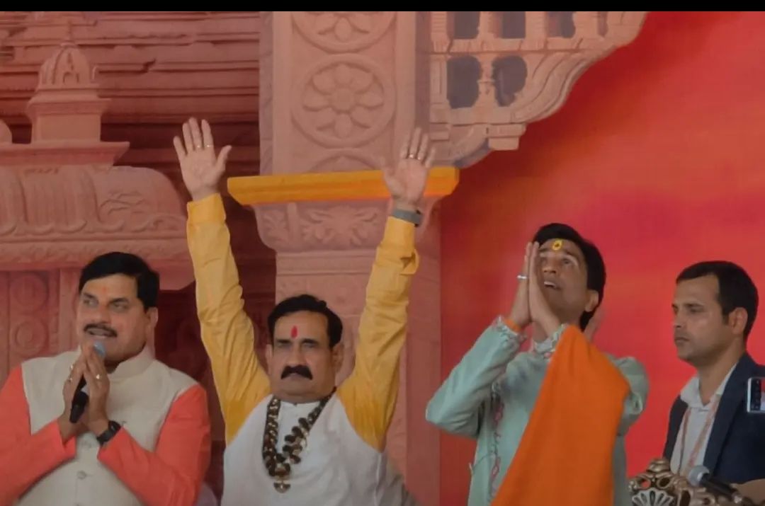 नवग्रह पीठ डबरा में चल रही कुमार विश्वास की कथा सुनने पहुंचे डॉ नरोत्तम मिश्रा ने किया था आमंत्रित